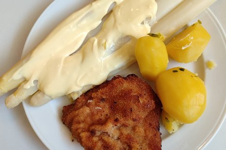 Teller mit Sparel, Schitzel und Kartoffeln