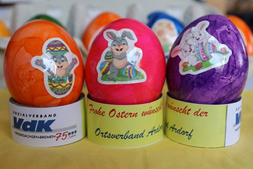 Bunt bemalte Ostereier in VdK-Pappbechern