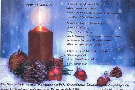 Das Bild zeigt eine weihnachtlich dekorierte Kerze, die im Schnee steht. Rechts daneben steht das Ringelnatz-Gedicht &bdquo;Vom Schenken&ldquo; und darunter der Weihnachtsgru&szlig; des VdK Hannover-Ost & Langenhagen.
