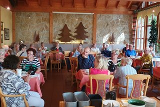 Mitglieder sitzen im Restaurant beim Essen