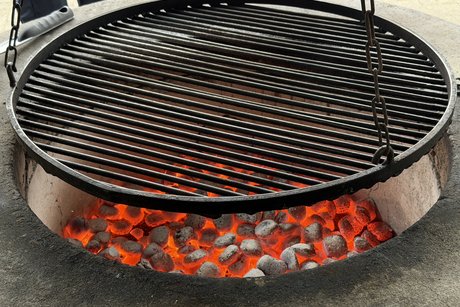 Der Grill wartet auf die Leckereien.