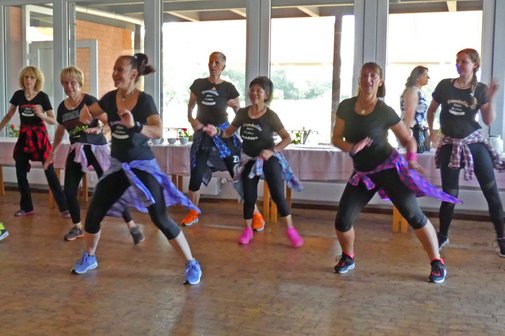 Die Tänzerinnen der Zumba-Gruppe tanzen