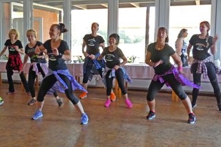 Die Tänzerinnen der Zumba-Gruppe tanzen