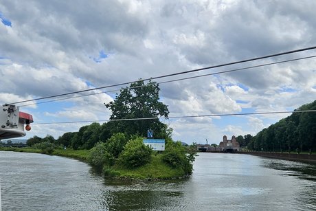 Blick vom Fahrgastschiff auf die historische Schachtschleuse am Wasserstra&szlig;enkreuz Minden. Hier treffen Weser und Mittellandkanal aufeinander &ndash; ein beeindruckendes technisches Bauwerk und Wahrzeichen der Region.