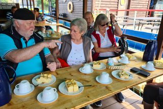 Mitglieder am Tisch auf dem Floß