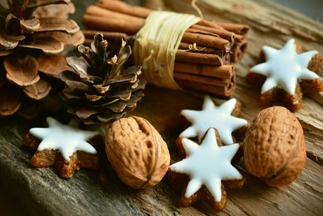 Weihnachtskekse und N&uuml;sse