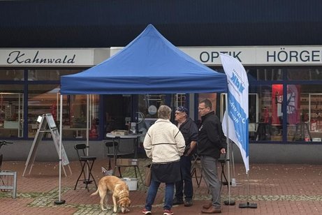 Vdk Infostand mit zwei Mitgliedern und dem Vorsitzenden Rico Zellin im Gespr&auml;ch