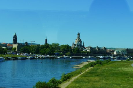 Elbe Im Hintergrund die Frauenkirche