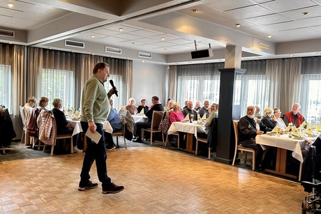 Begr&uuml;&szlig;ung im Saal