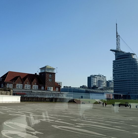 Willy-Brandt-Platz mit Sail City Hotel