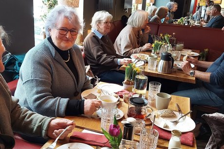 Mitglieder beim Fr&uuml;hst&uuml;ck