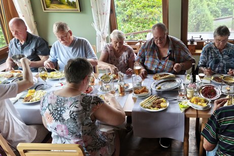 VdK Unterl&uuml;&szlig; an einer gut gedeckten Mittagstafel beim Spargelessen