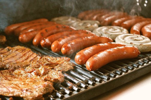 Grillw&uuml;rstchen auf Grill