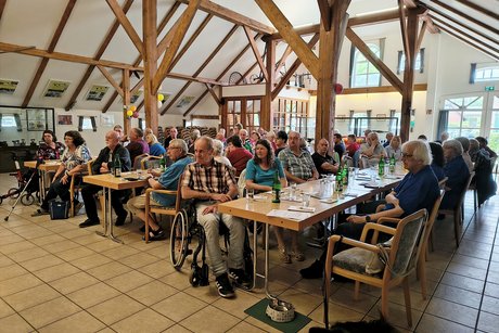 Der gut besetzte Saal Der gut besetzte Saal