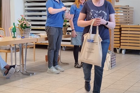Eine Tombola Gewinnerin Eine Tombola Gewinnerin