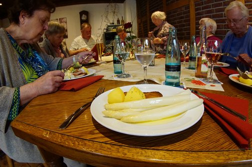 Einfach Lecker Mitglieder beim herzhaften Spargelessen am Tisch