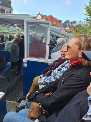 Ein paar Mitglieder auf dem Schiffsdeck in der Sonne