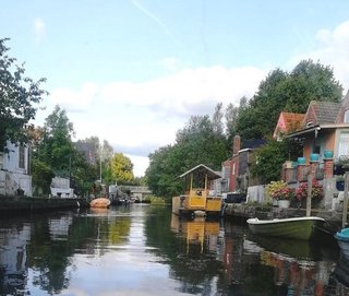 Der Kanal mit Häusern am Ufer