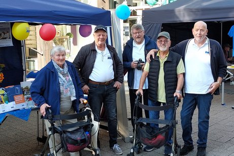 Die Ehrenamtlichen am Infostand