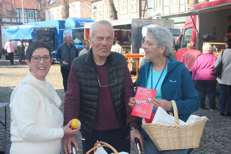 Zitronen wurden an die Besucher des Marktes &uuml;berreicht nach dem Motto: wir sind sauer &uuml;ber den Gehaltsunterschied von M&auml;nnern und Frauen