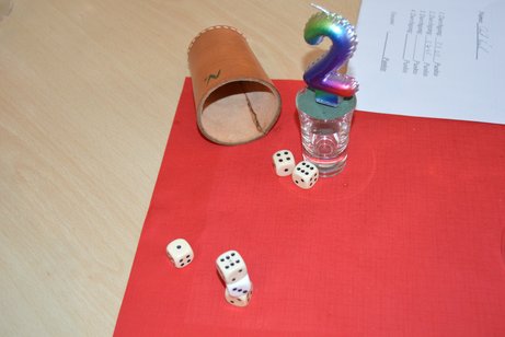 Knobelbecher und -w&uuml;rfel