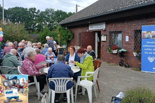 Grillnachmittag - Euer Vorstand grillt für euch! Auf dem Foto sind die Teilnehmerinnen und Teilnehmer unseres Grillnachmittags zu sehen. Sie sitzen an Tischen und essen. Auf der rechten Seite ist das Vereinsheim Friedrichslust zu sehen, vor dem unser Rollup "Herzlich willkommen" zu sehen ist. Links unten wurde unser Bierdeckel eingefügt. Auf ihm ist ein Koalabär als Comicfigur zu sehen, der ein Schild mit der Aufschrift "VdK - Ortsverband Celle-Altstadt" in der Hand hält, eine Flasche Limonade trinkt und von mehreren Figuren umrahmt ist, die an Bewohner aus Entenhausen erinnern.