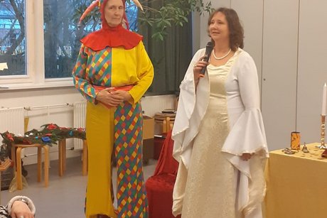 Hofnarr und Christkind erzählen Geschichten Zwei als Hofnarr und Christkind verkleidete Frauen erzählen Geschichten und Märchen