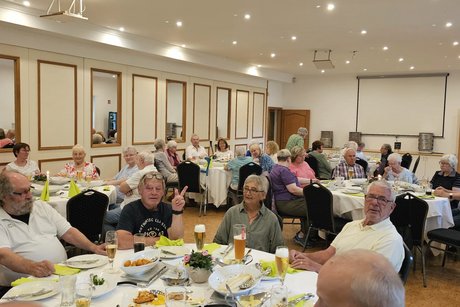 Die Mitglieder des Ortsverbandes sowie G&auml;ste sitzen im Saal im Heidehof Ahnsbeck uns essen Spargel.