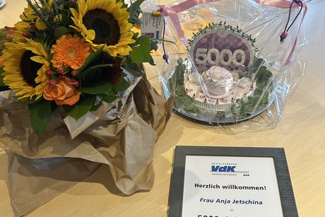 Präsent mit Blumen und Urkunde Präsente
