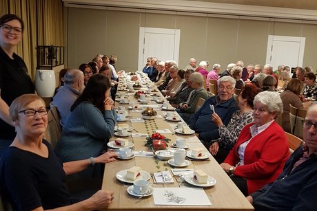 Tisch für die Vorstandsmitglieder Vorstandsmitglieder unter den Gästen