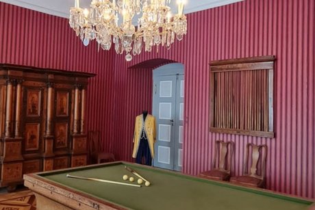 Billardtisch im „Roten Salon“ (Billardzimmer)