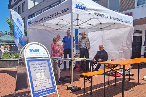 Die Ehrenamtlichen am Infostand