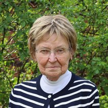Portraitfoto von Jutta Lorenzen vor einer gr&uuml;nen Hecke.