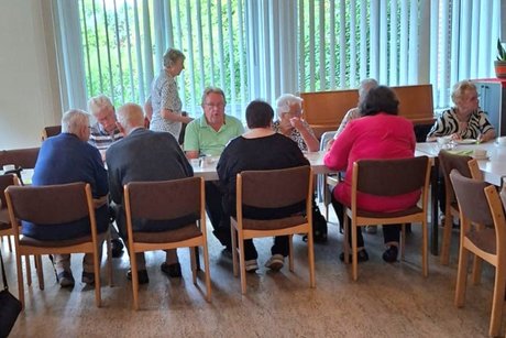 Menschen sitzen gem&uuml;tlich zusammen und plaudern