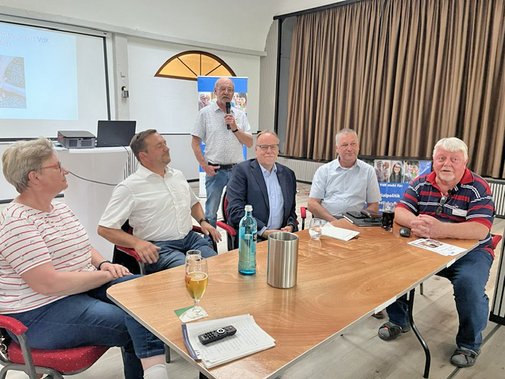 Die Teilnehmer am Tisch