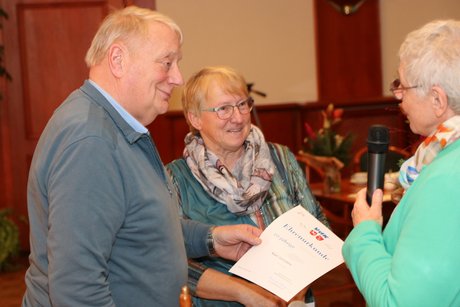 Karl & Margret Janssen mit Urkunde