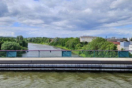 Hier kreuzen sich der Mittellandkanal und die Weser &uuml;bereinander.