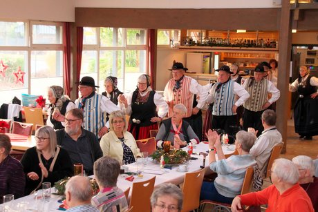 Einmarsch der Volkstanz und Trachtengruppe