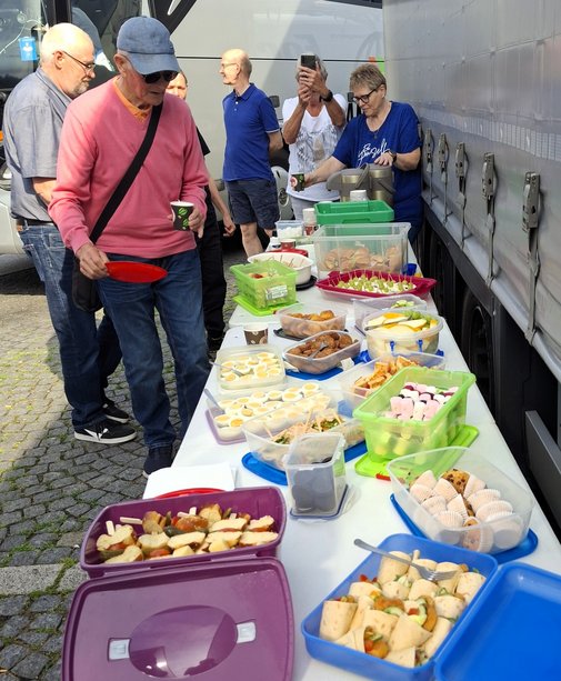 Das bunte Buffet während einer Buspause