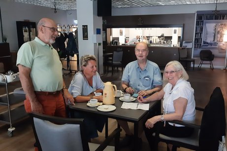 Rolf M&uuml;nch (links) mit VdK-Mitgliedern im Gespr&auml;ch