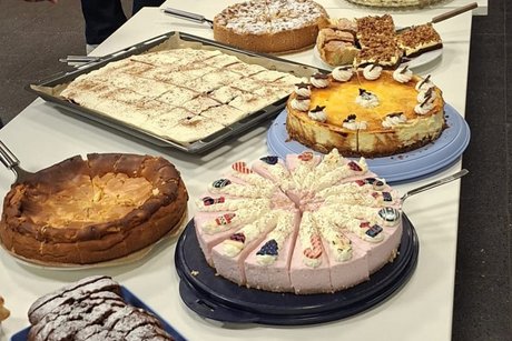 Ein langer Tisch mit verschiedenen Torten und Kuchen