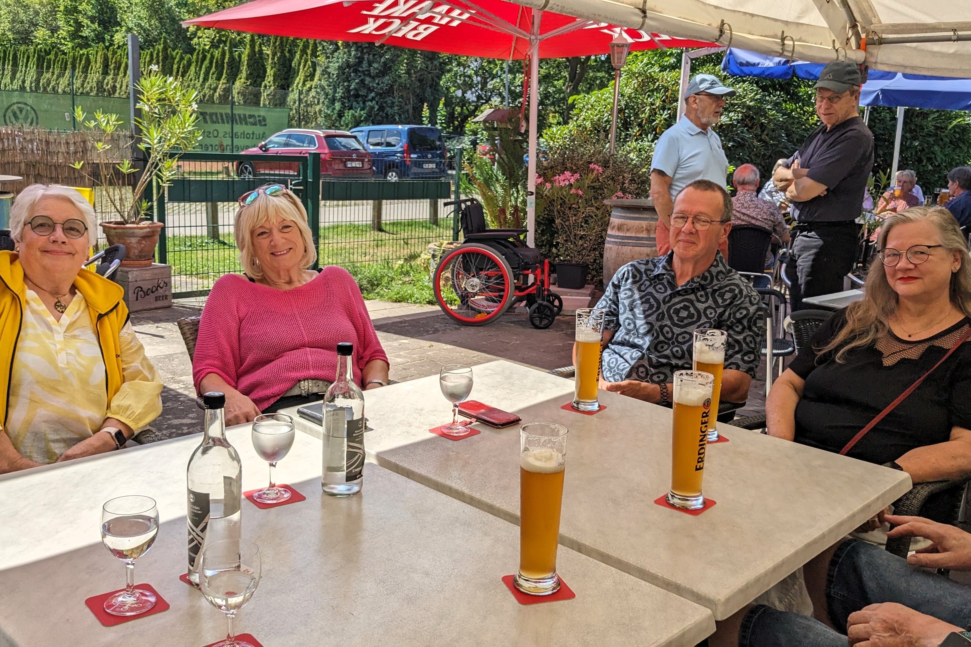 Ehrenamtliche an Tischen und stehend