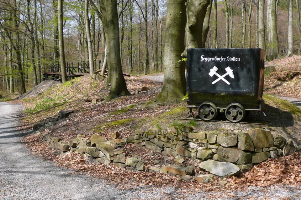 Ein Stollenwaggon mit dem Logo des Bergwerks