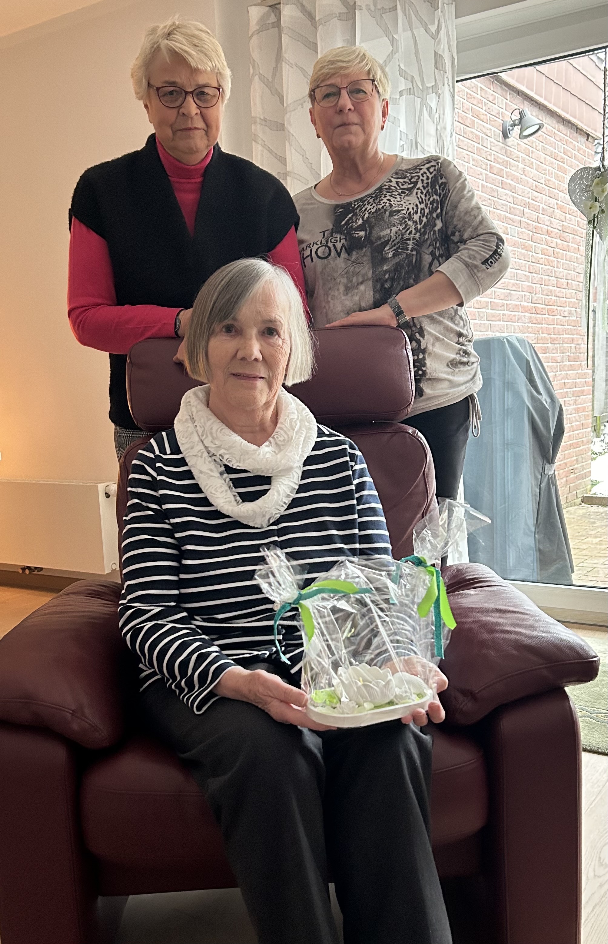 Dagmar Arjes, Ingrid Hinrichs sitzend Gunda Bastian