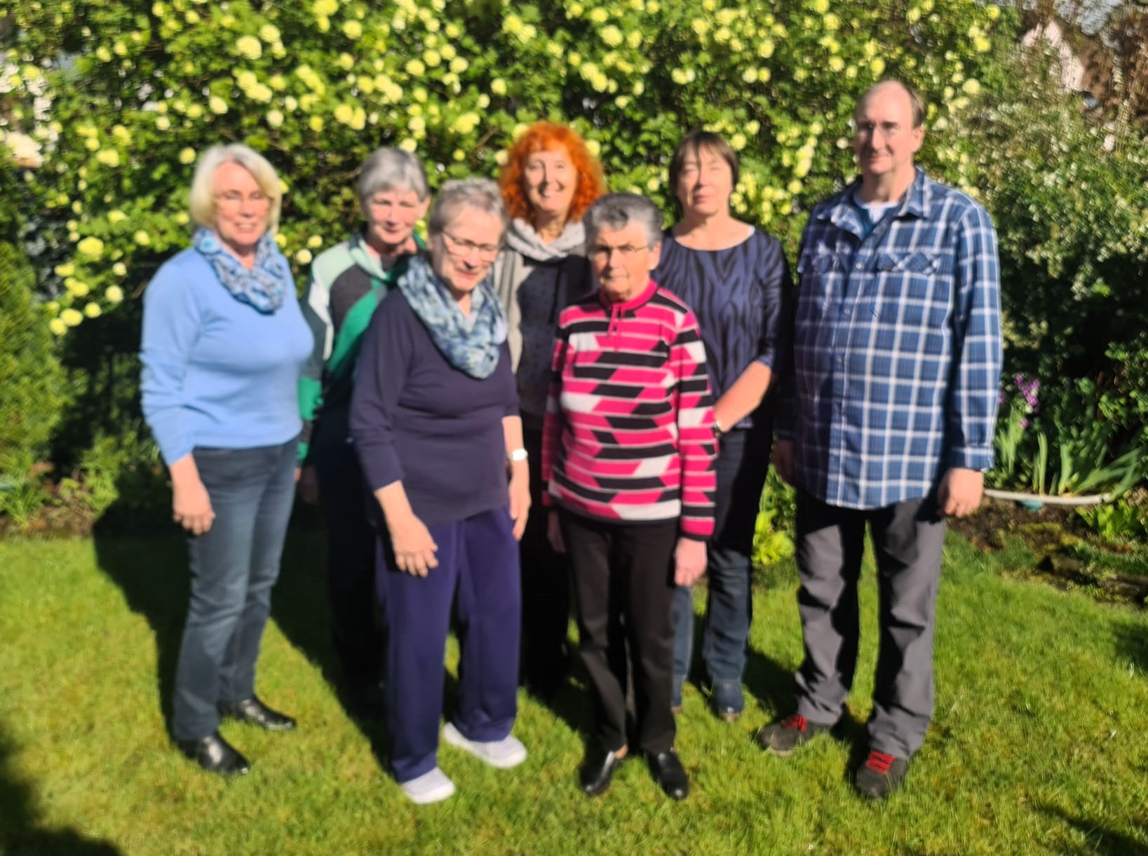 Gruppenfoto des Ortsvorstands im Garten