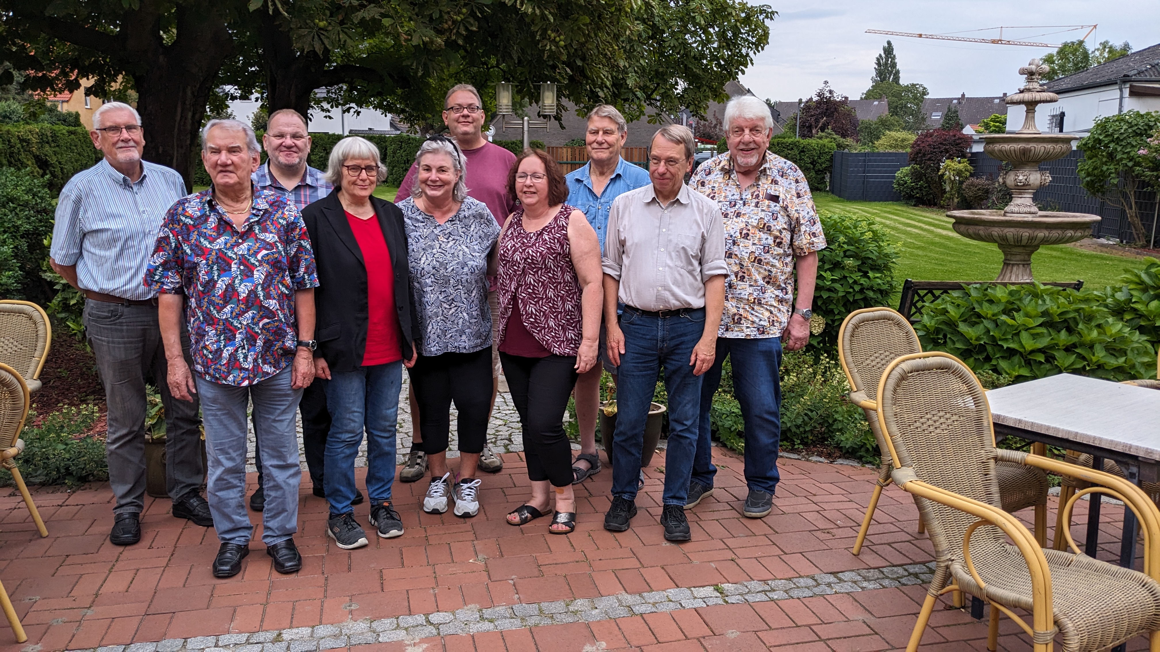 Der neue Vorstand im Garten des Restaurants, in dem die Neuwahl im August 2023 stattfand.