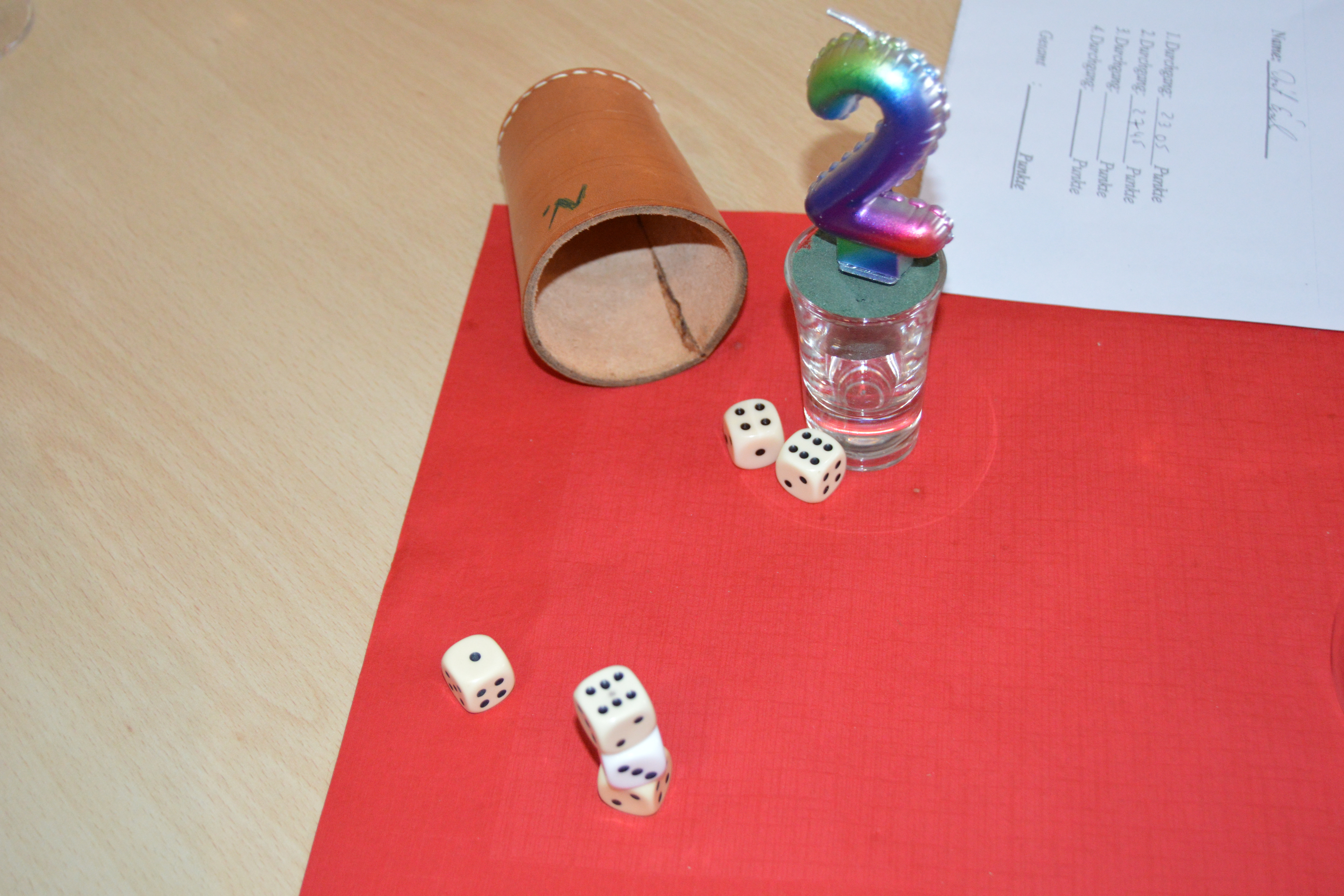 Knobelbecher und -w&uuml;rfel