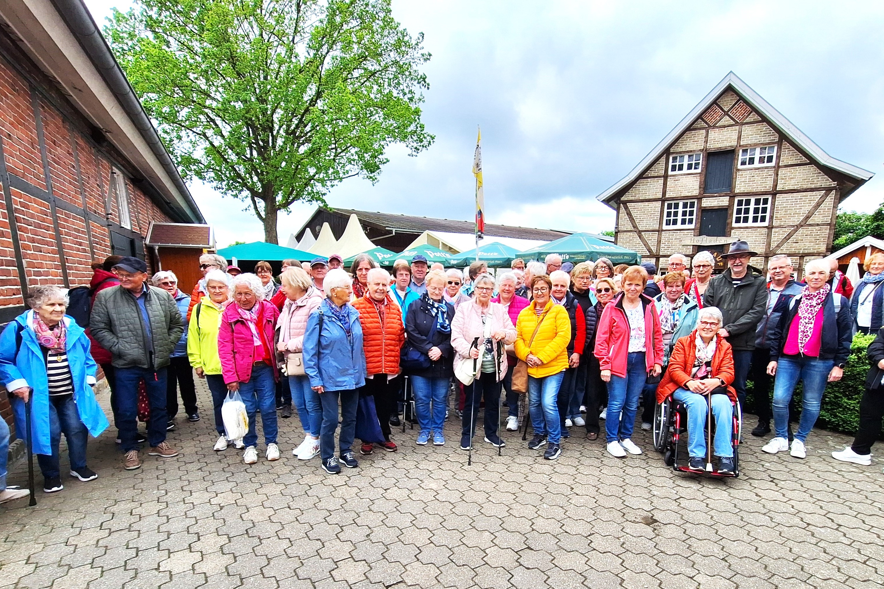 Teilnehmer des Ausflugs auf dem Spargelhof Teilnehmer des Ausflugs auf dem Spargelhof