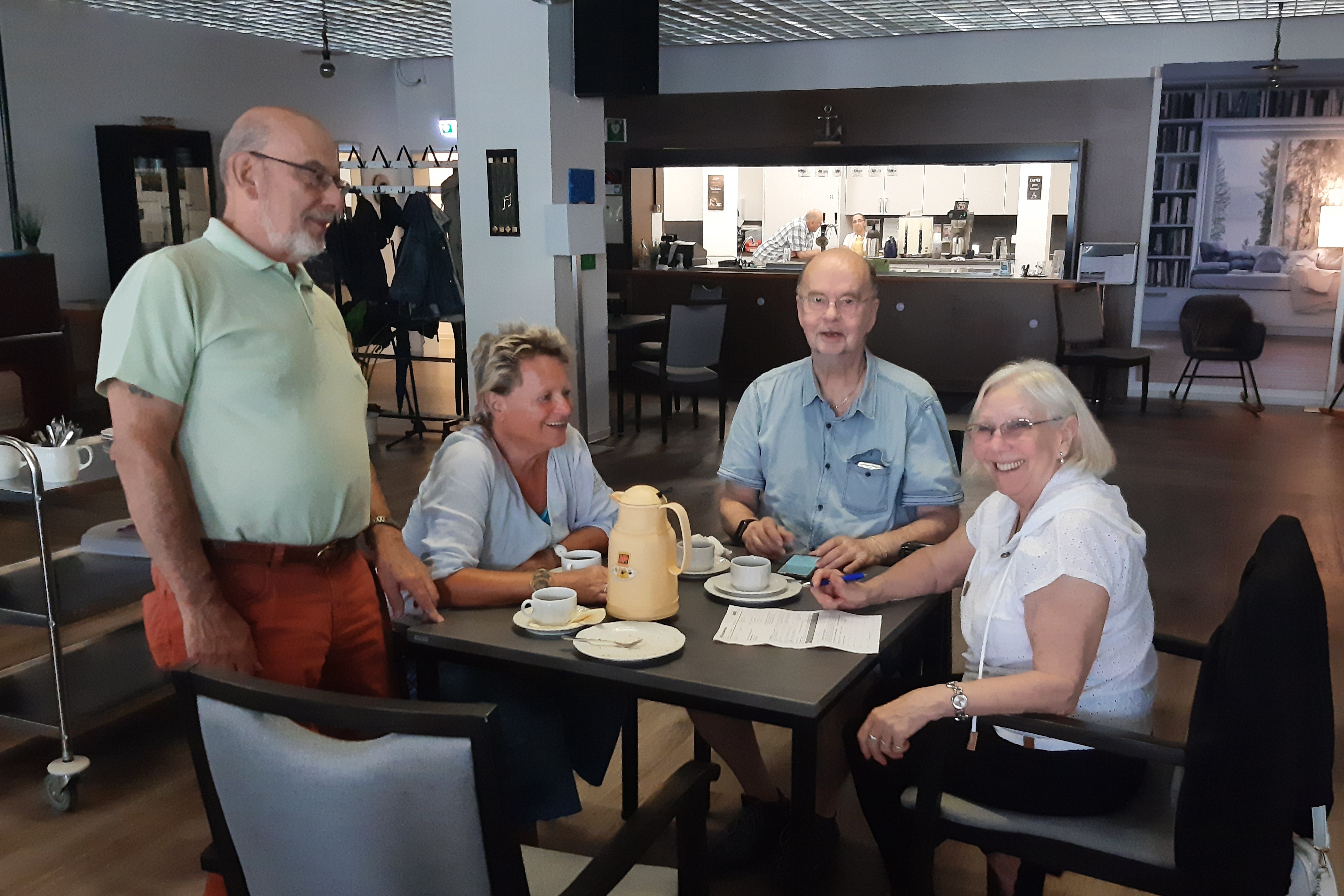 Rolf Münch (links) mit VdK-Mitgliedern im Gespräch Rolf Münch (links) mit VdK-Mitgliedern im Gespräch