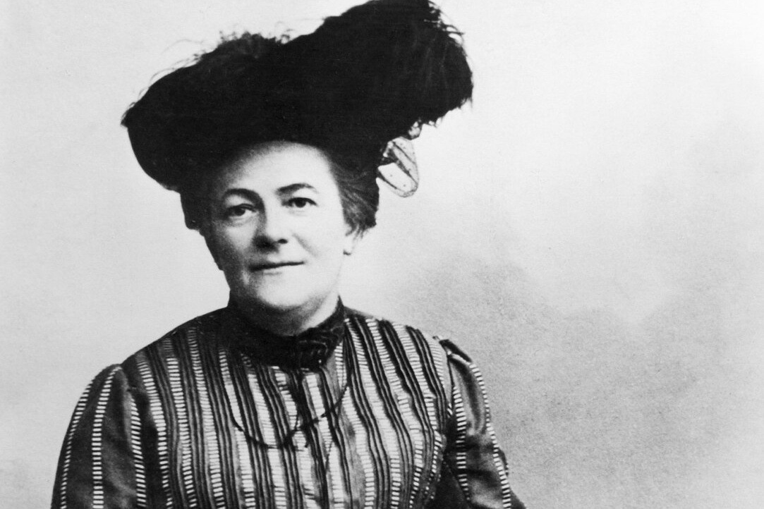 Clara Zetkin Auf dem Foto ist Clara Zetkin zu sehen. Sie trägt einen Hut. Das Bild wurde ungefähr 1890 aufgenommen. Damals war Clara Zetkin 33 Jahre alt.
